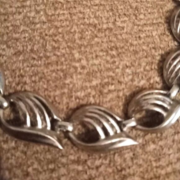 Vintage 1980's Silvertone Leaf Style Choker Necklace - Picture 2 of 3